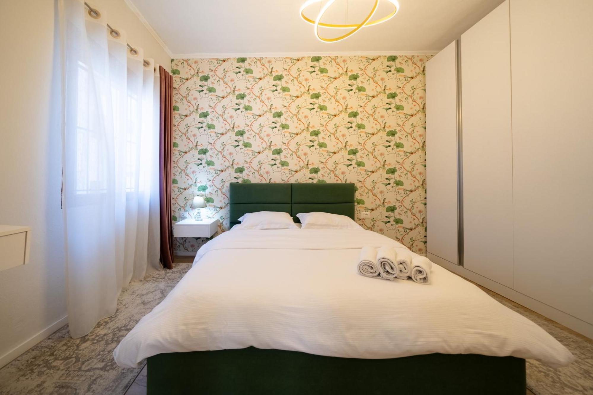 Modern 2 Bedroom With Balcony In Location *